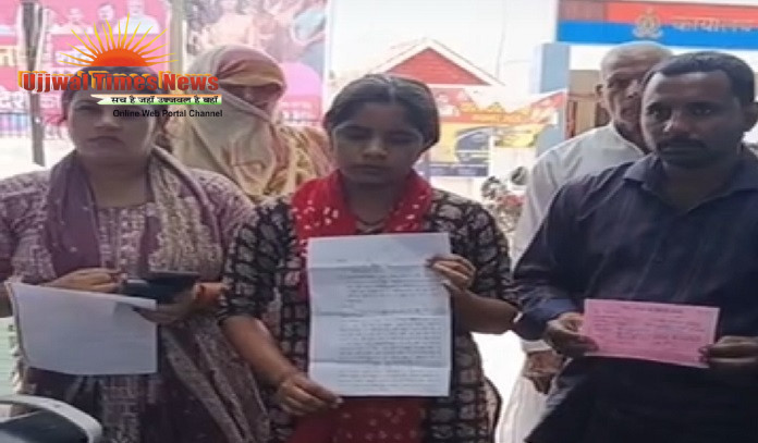 हत्या के मामले में फरार अभियुक्तों की गिरफ्तारी हेतु पीड़ित परिवार ने एसपी आफिस दिया शिकायती पत्र