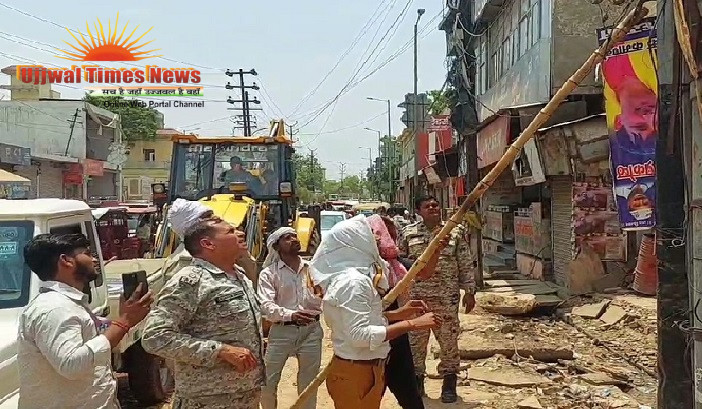 श्रीकृष्ण जन्मस्थान क्षेत्र में चला व्यापक अभियान: मथुरा में नगर निगम ने हटाए अवैध होर्डिंग