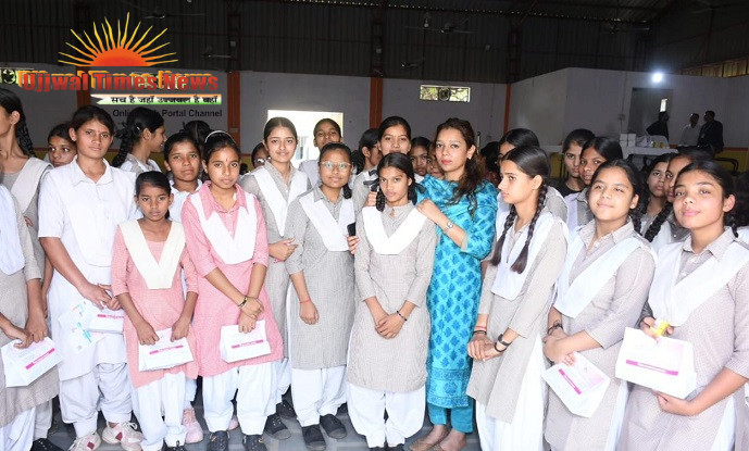 जिलाधिकारी के सक्रिय प्रयास और रुचि के कारण एचपीवी टीकाकरण बना स्वास्थ्य सुरक्षा उत्सव