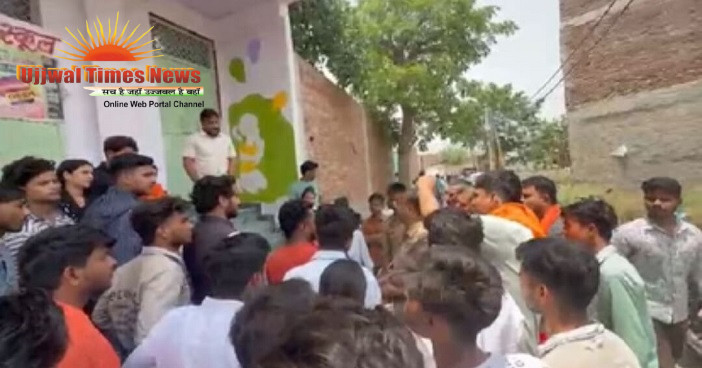 स्कूल स्टाफ ने मां से लगाया पोछा