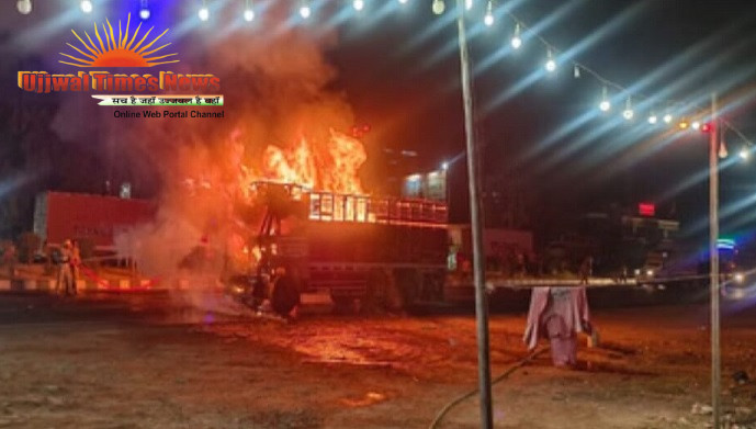 चलते ट्रक में लगी भीषण आग, हाईवे पर मच गई अफरा तफरी; जल गईं बैटरियां