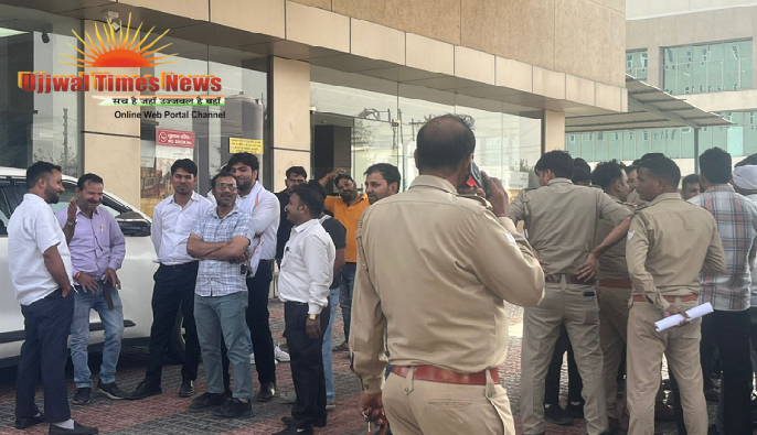 हॉस्पिटल के बाहर हंगामा रोते-बिलखते परिजन नारेबाजी करते लोग और बीच में खड़ी पुलिस