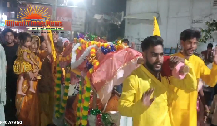 90 वर्ष की दादी को नाती-बेटों ने पालकी में कराई ब्रज चौरासी कोस यात्रा
