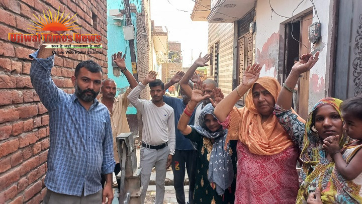 गर्मी आई है : वार्ड 10 के लोगों को आठ वर्ष से खराब नल को ठीक कराने की याद आई, किया प्रदर्शन