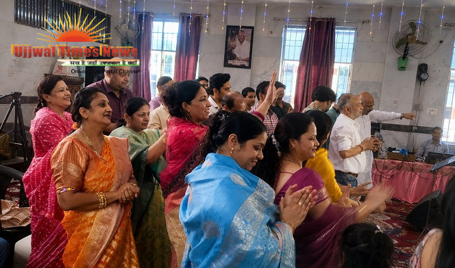 भक्ति रस में सराबोर हुआ जैन समाज, भजनों पर थिरके श्रद्धालु णमोकार मंत्र से शुभारंभ, आरती व प्रसाद वितरण के साथ संपन्न हुआ आयोजन