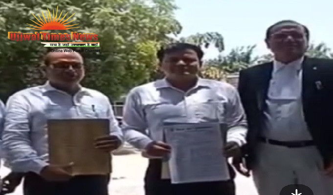 डिस्ट्रिक्ट कोर्ट व पुलिस लाइन तक बने मार्ग पर दोनों ओर नाली निर्माण को लेकर जिलाधिकारी को दिया ज्ञापन