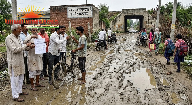 रेलवे हाल्ट से अंडरपास तक बदहाल रास्ते पर ग्रामीणों का फूटा गुस्सा, पक्की सड़क की उठी मांग