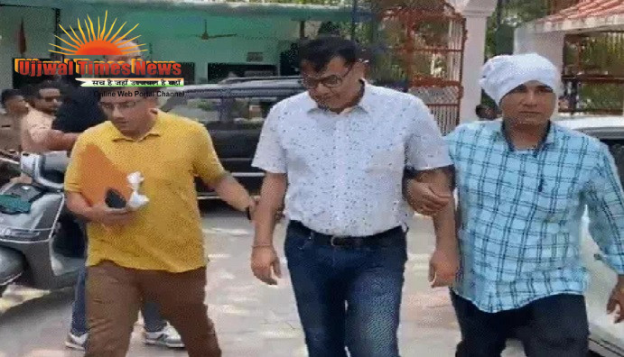 राशन डीलर से चालीस हजार रुपये की रिश्वत लेते हुए जिला पूर्ति अधिकारी रंगे हाथों गिरफ्तार
