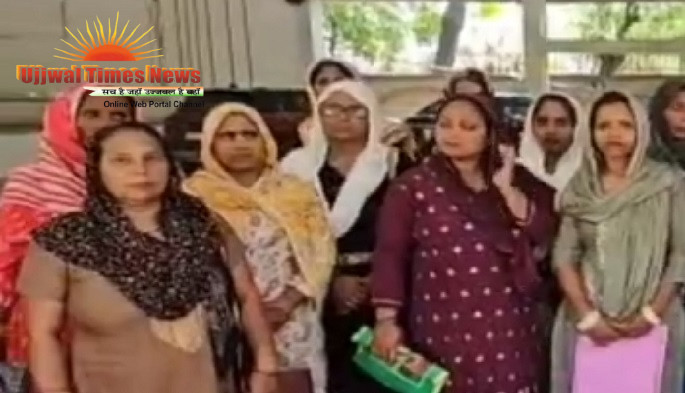 सामुदायिक शौचालयों के केयर टेकर्स का मानदेय लंबित, जिला मुख्यालय पर किया प्रदर्शन, सौंपा ज्ञापन