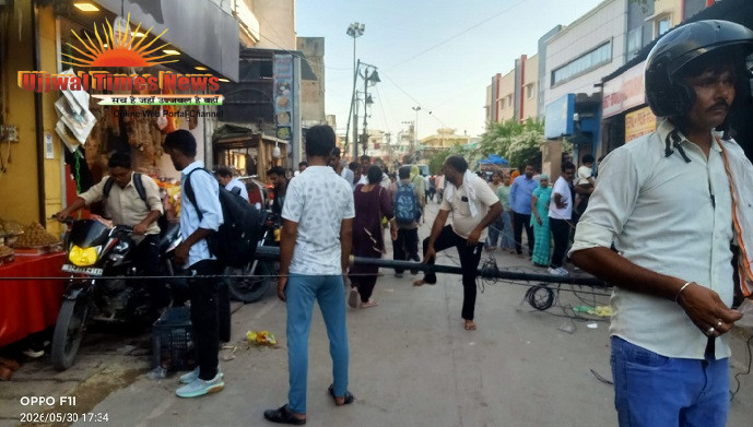 बांकेबिहारी मंदिर मार्ग पर स्ट्रीट लाइट धराशायी, मार्ग अवरुद्ध: अनियोजित विकास कार्यों की गुणवत्ता की खुली पोल