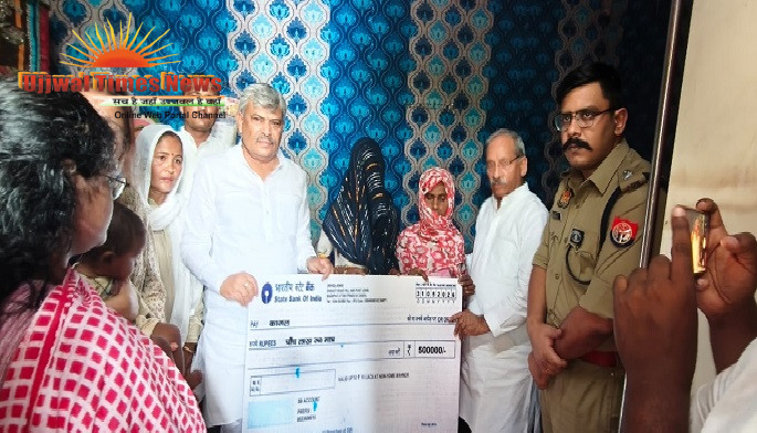 हिलबाड़ी के चंद्रपाल हत्या से पीड़ित परिवार को मिली आर्थिक सहायता, शासन-प्रशासन ने हर संभव सहयोग का दिया भरोसा