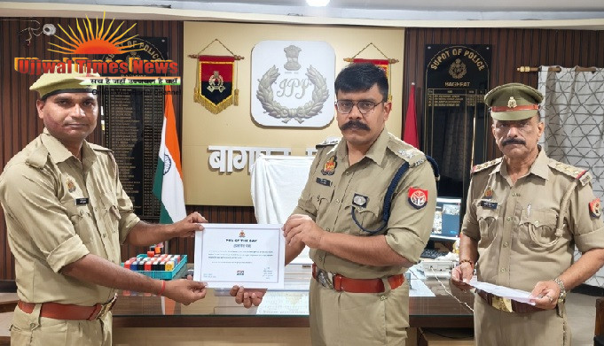 चयनित पीआरवी कर्मियों को पुलिस अधीक्षक द्वारा दिए गए प्रशस्ति पत्र