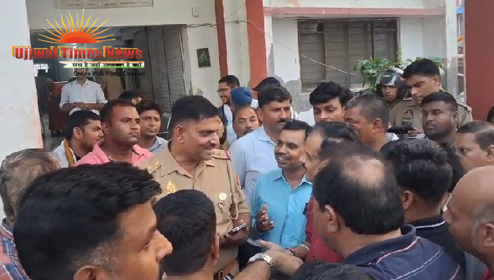 वृंदावन थाने में पत्रकारों के साथ कथित अभद्रता पर बवाल, कार्रवाई की मांग को लेकर धरने पर बैठे पत्रकार