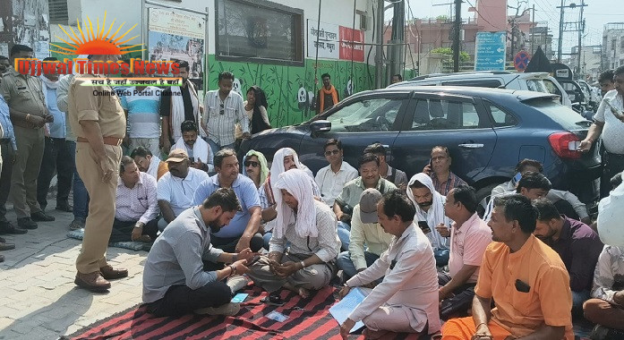 कोतवाली में पत्रकारों को गोली मारने की धमकी का आरोप, कार्रवाई न होने पर अनिश्चितकालीन धरना