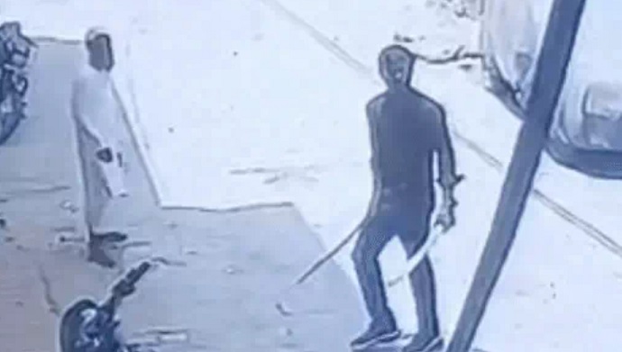 बाइक टकराने को लेकर हुए विवाद में किया गया तलवारों से हमला, सीसीटीवी कैमरे में दो तलवार लिए युवक की फुटेज