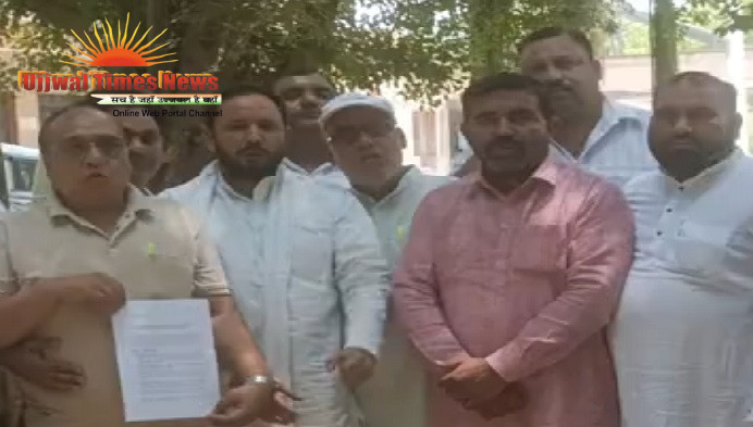 जल निगम की लापरवाही व अनियमितता के खिलाफ सभासदों का आक्रोश, कलेक्ट्रेट पर प्रदर्शन, जिलाधिकारी को दिया ज्ञापन