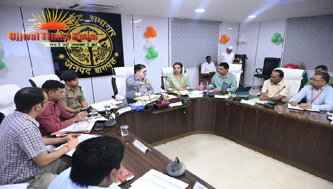 जनपद नोडल अधिकारी ने तालाबों से लेकर सफाई, सड़कों, योग, पर्यावरण और युवाओं तक हर मुद्दे पर विकास कार्यों की हुई समीक्षा
