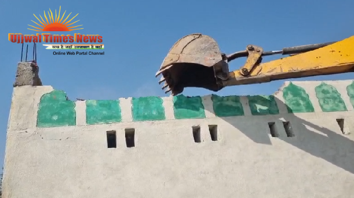 अवैध निर्माण पर प्रशासन की सख्त कार्रवाई, बिना अनुमति बनाये जा रहे मस्जिद व मदरसे को किया ध्वस्त