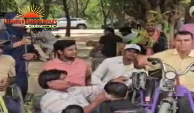 सरकारी योजनाओं के लाभ हेतु दिव्यांगों ने जिला मुख्यालय पर प्रदर्शन कर दिया ज्ञापन