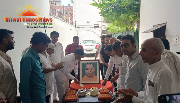 भाजपाइयों ने धूमधाम से मनाया सीएम योगी का 54 वां जन्मदिन
