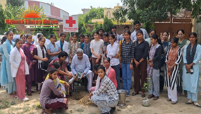 जिला रेडक्रॉस समिति के कार्यक्रम में युवाओं ने लिया 'पौधा गोद' लेने का अनूठा संकल्प