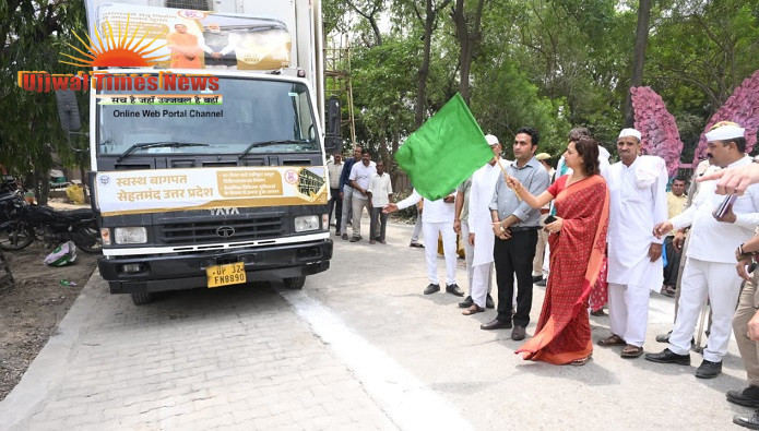 जनकल्याणकारी योजनाओं के व्यापक प्रचार-प्रसार हेतु सूचना विभाग के जागरूकता वाहन को जिलाधिकारी ने दिखाई हरी झंडी