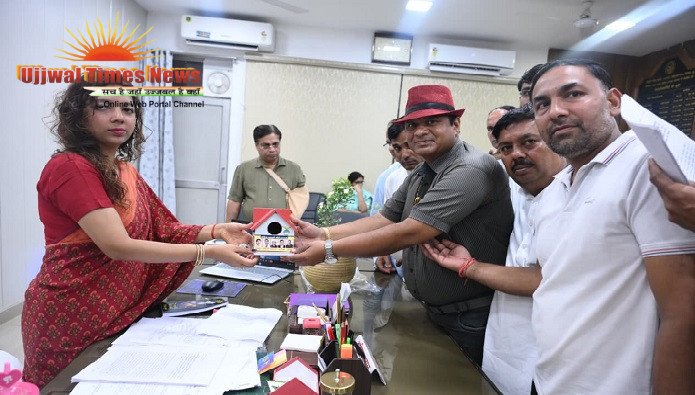 जिलाधिकारी को मोगरा पौधा व चिड़िया घर भेंट, देश के 100 उत्कृष्ट जिलाधिकारियों में शामिल होने पर दी बधाई
