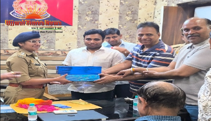 अपराधों पर रोकथाम व अपराधियों पर लगाम से प्रसन्न व्यापारियों के संगठन ने सीओ व इंस्पेक्टर को किया सम्मानित
