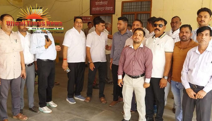 फ्रंट कार्यालय व्यवस्था के विरोध में अधिवक्ताओं का प्रदर्शन, कार्य बहिष्कार जारी, दस्तावेज लेखक भी रहे शामिल