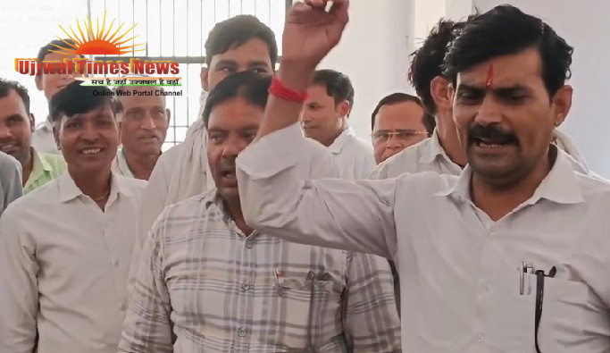 छाता में रजिस्ट्री के निजीकरण के विरोध में दूसरे दिन भी हड़ताल जारी, अधिवक्ताओं ने दिया समर्थन