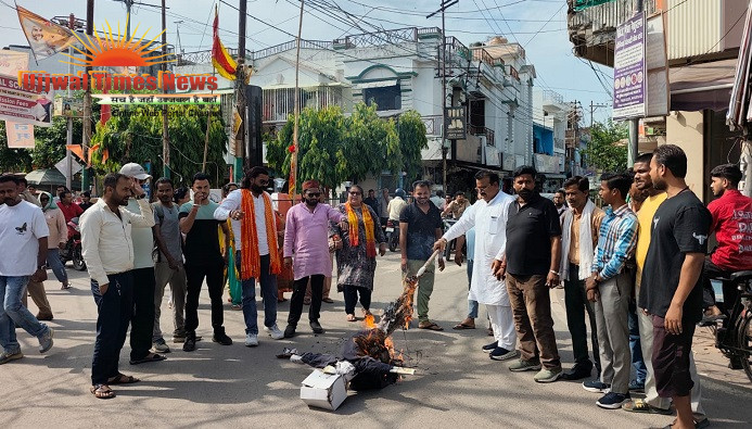 बिजली कटौती के विरोध में हिन्दू महासभा ने फूंका बिजली विभाग का पुतला, व्यापक आंदोलन की दी चेतावनी