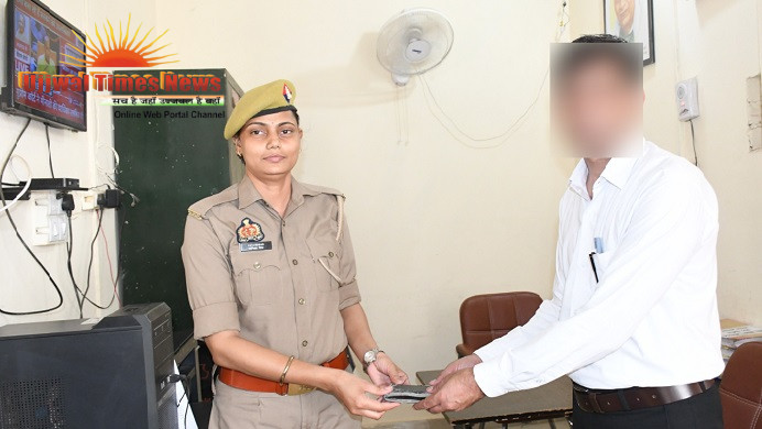 एसपी कार्यालय की महिला आरक्षी मोनिका की ईमानदारी बनी मिसाल, खोजबीन कर अभ्यर्थी का पर्स सकुशल लौटाया
