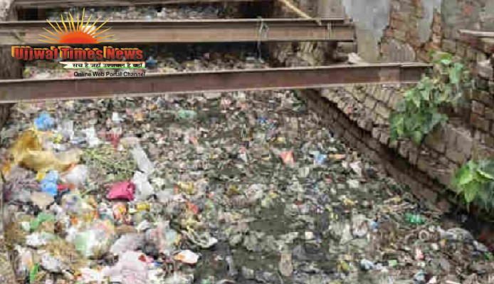 नगर निगम की दिखावे की सफाई, नालों में जमा कचरा बढ़ाएगा मुसीबत