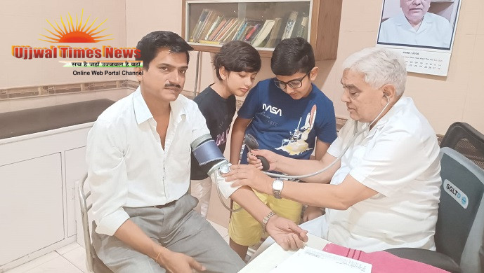 वरिष्ठ चिकित्सक डॉ. सुरेंद्र शर्मा के निशुल्क स्वास्थ्य शिविर में 80 मरीजों की जांच, ब्लड शुगर व ब्लड प्रेशर की हुई स्क्रीनिंग