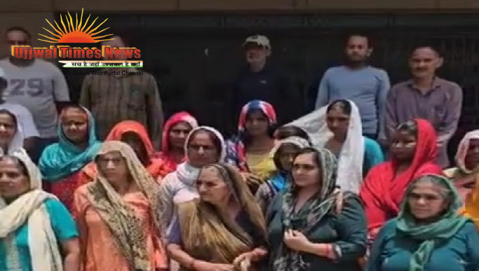पलड़ी गांव में मोबाइल टावर का विरोध तेज, ग्रामीणों ने जिला मुख्यालय पर किया जोरदार प्रदर्शन