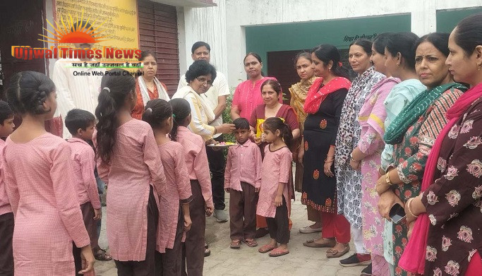 नए शिक्षा सत्र पर कम्पोजिट विद्यालय में बच्चों को तिलक लगाया  किया अभिनंदन, मिला स्पेशल मिड डे मील