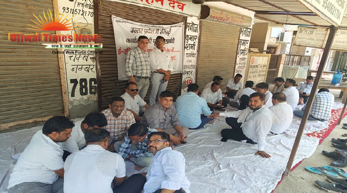 लोनी के ​उपनिबंधक कार्यालय में छठे दिन भी पूर्ण तालाबंदी, प्रदेश सरकार के खिलाफ विरोध तेज