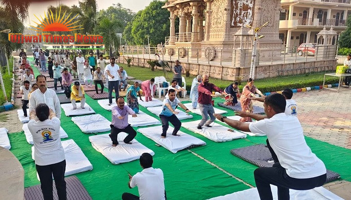 त्रिलोकतीर्थ धाम में योग शिविर में अधिकारियों व ग्रामीणों ने सीखे स्वस्थ जीवन के सूत्र