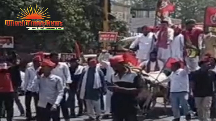 सपा द्वारा बढ़ती महंगाई, बेरोजगारी और विभिन्न मुद्दों को लेकर किया जोरदार प्रदर्शन 