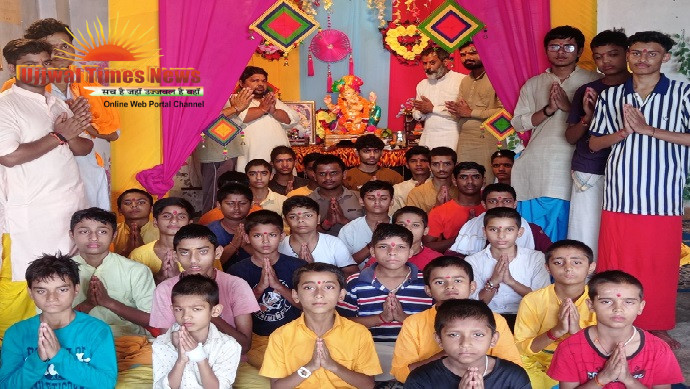 गुरुकुल केंद्र के विद्यार्थियों द्वारा लखनऊ कोचिंग केंद्र अग्निकांड में मारे गए छात्रों को श्रद्धांजलि