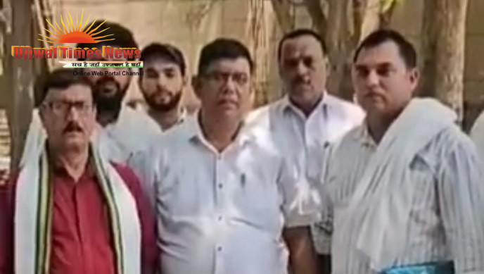 राजस्व संग्रह अमीन के निलंबन के विरोध में संगठन ने किया जिला मुख्यालय पर प्रदर्शन, बहाली की मांग को सौंपा ज्ञापन