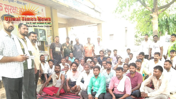 ई रिक्शा चालकों ने यूनियन बनाने व किराये में वृद्धि के लिए की बैठक