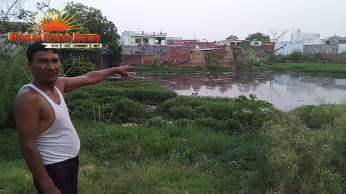 तालाब पर अवैध कब्जों से बढ़ी जलभराव की समस्या, ग्रामीणों ने डीएम से लगाई गुहार