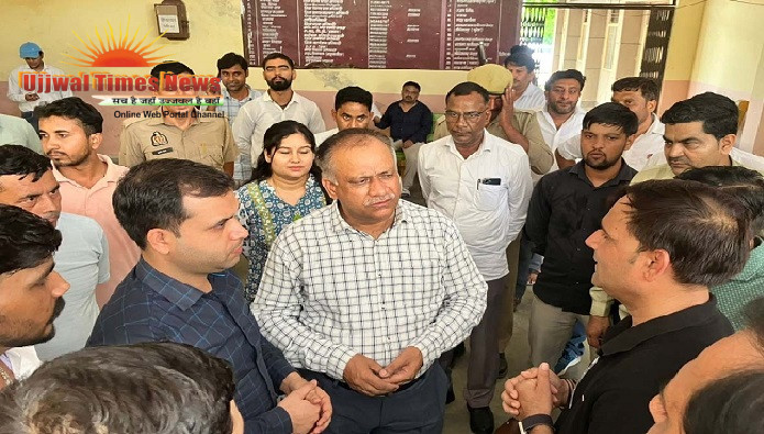 नायब तहसीलदार का कोर्ट खुलते ही भड़के अधिवक्ता, तहसील में हुआ जमकर हंगामा