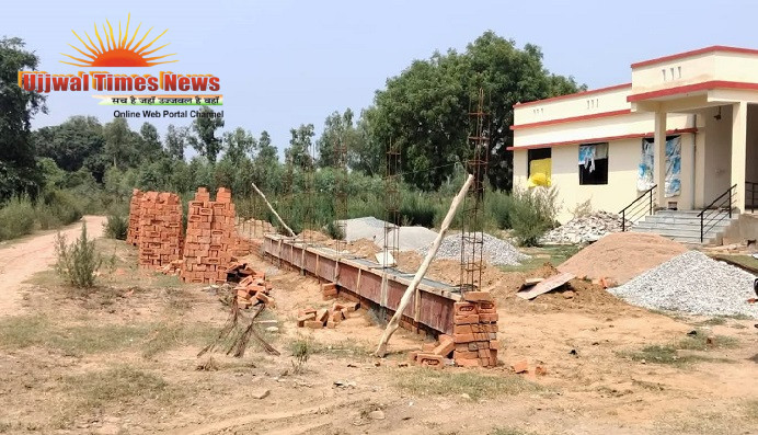 मानक विहीन निर्माण पर उठे सवाल, बाउंड्री वॉल में पीली ईंटों का प्रयोग होने से ग्रामीणों में आक्रोश