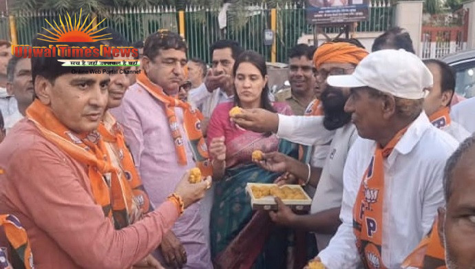 यमुना जल समझौते पर झुंझुनू में जश्न, भाजपा कार्यकर्ताओं ने आतिशबाजी कर बांटी मिठाइयां