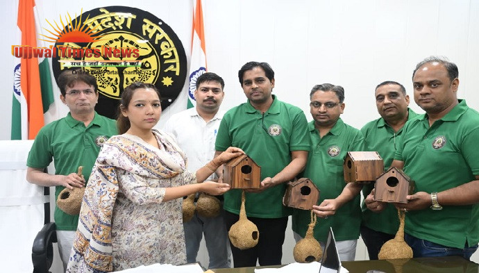 गोरैया संरक्षण को नई उड़ान, जिलाधिकारी को कृत्रिम घोंसले भेंट कर शुरू किया जनजागरण अभियान