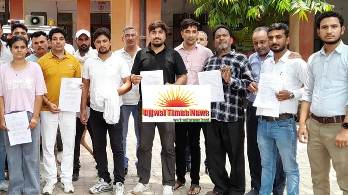 दस दिन से सील्ड कोचिंग सेंटर्स व लाइब्रेरीज को खोले जाने की मांग को लेकर एसडीएम को सौंपा ज्ञापन