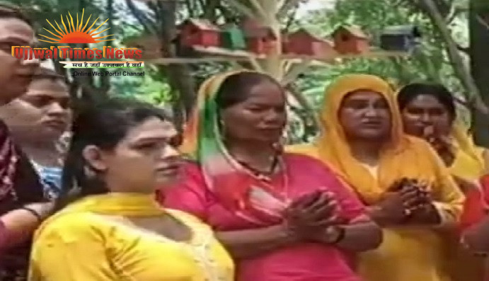 बधाई क्षेत्र के अधिकार को लेकर किन्नरों का प्रदर्शन, जिलाधिकारी को सौंपा ज्ञापन