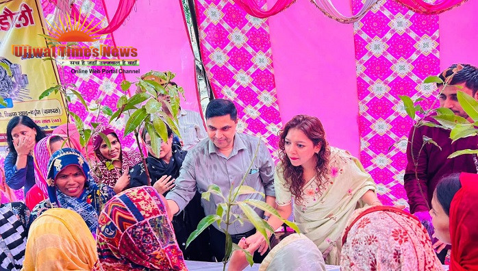 जिलाधिकारी ने महिलाओं संग किया सामूहिक भोज, बर्तन बैंक का शुभारंभ कर प्लास्टिक मुक्त गांव का दिया संदेश